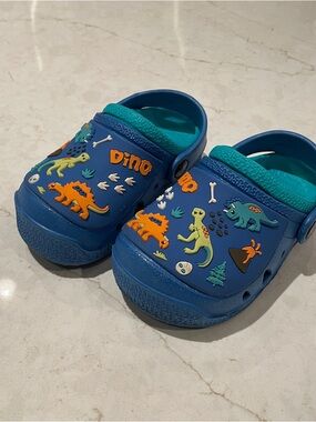 Capelli of New York Blue and Teal Dino crocs style Sandals size 7